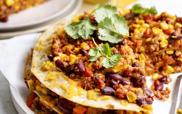 Mexicaanse lasagne met wraps, salsa en cheddar