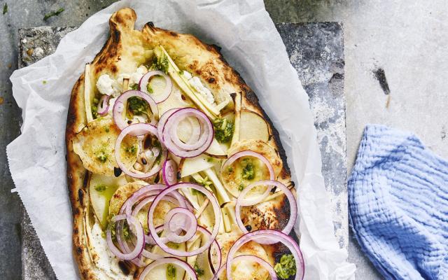 Turkse pizza met pastinaak, geitenkaas en peer