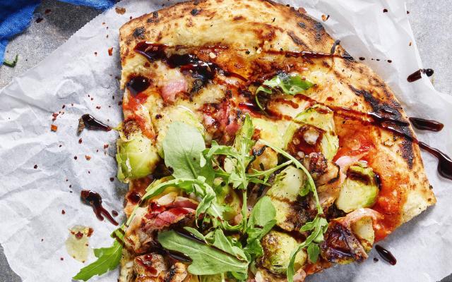 Pizza met spruitjes, pancetta en balsamico