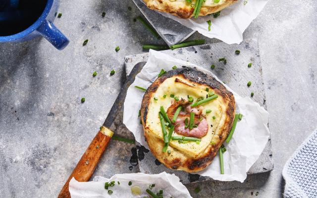 Raclettepizza’s met spek en bieslook