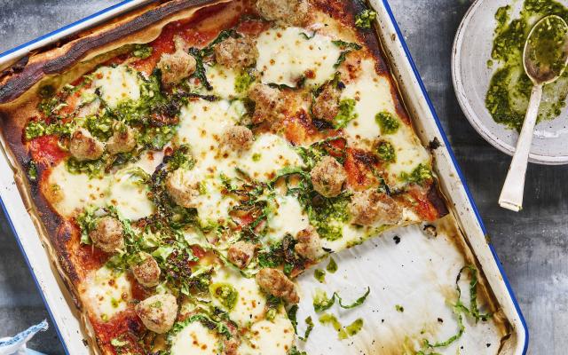 Plaatpizza met braadworst en groenekool