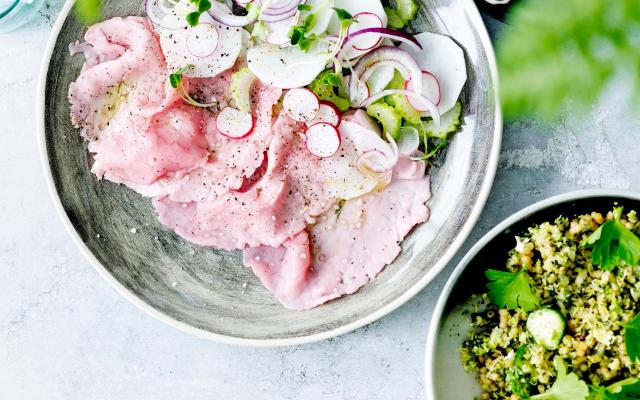 Carpaccio de veau, pâtes au pesto, salade fraîche