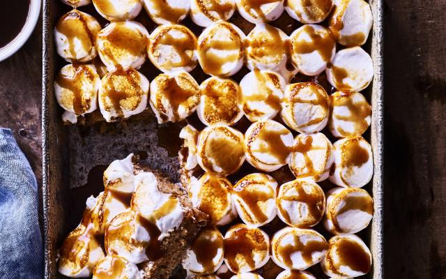 Carrot cake-plaattaart met marshmallows en gezouten karamel