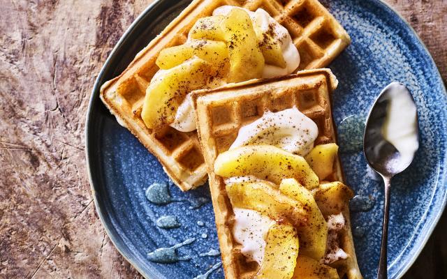 Kaneelwafels met appel, honing en slagroom