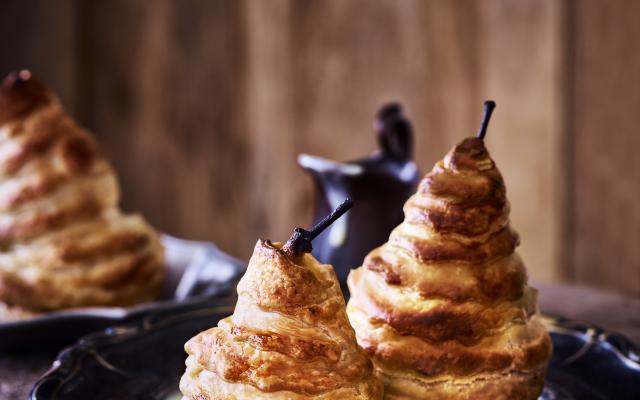 Peren in bladerdeegjasje met vanillesaus