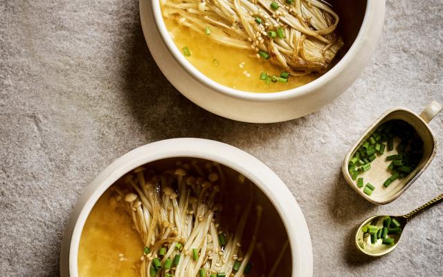 Miso-gembersoep met enoki