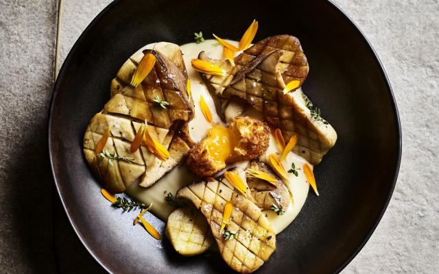Gegrilde koningsoesterzwammen met parmezaancrème en gefrituurde eidooier