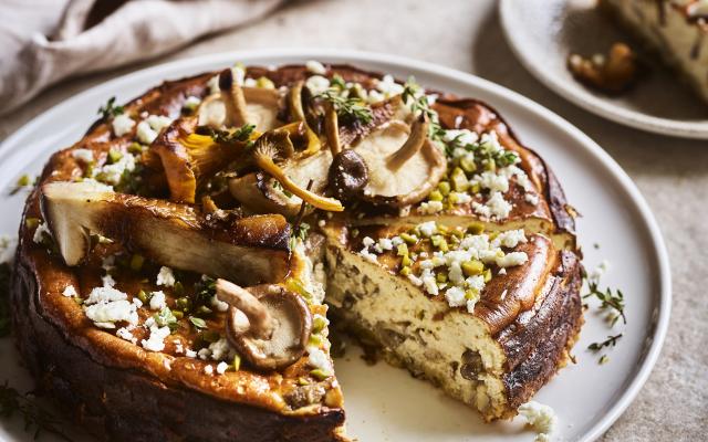 Hartige cheesecake met boschampignons, pistache en tijm