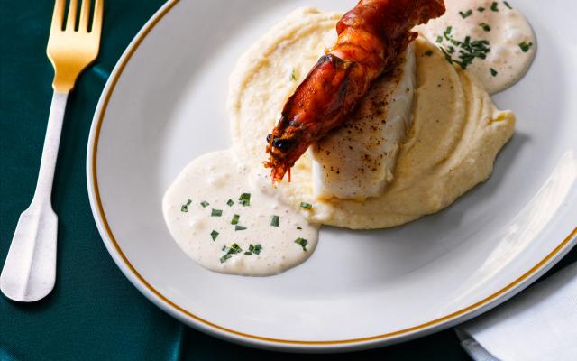 Ovenvis met tijgergarnalen, pastinaakcrème en opgeschuimde beurre blanc