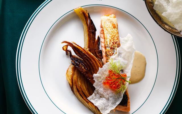 Zalm met gekaramelliseerde venkel, citrusroomsaus en crispy ricepaper