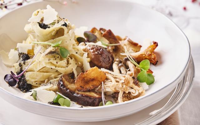 Pasta met champignonsaus en spekjes