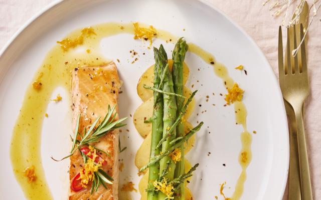 Gebakken zalm met groene asperges en gebakken aardappelen