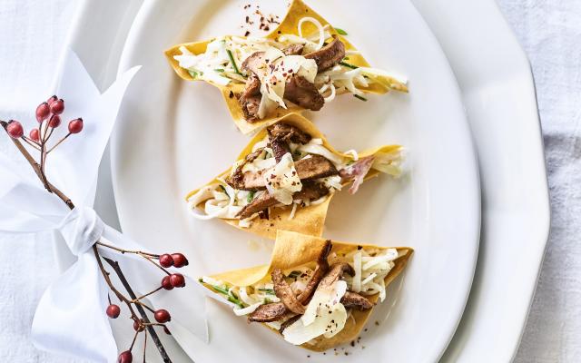 Minitaco’s met gelakte eend en een koolrabislaatje
