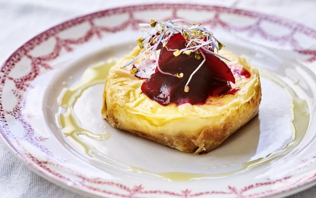 Minicheesecake met geitenkaas en rode biet
