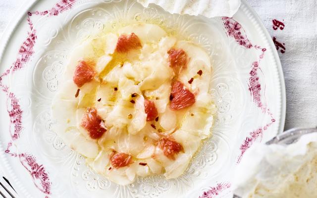 Ceviche met pompelmoes, mandarijnmarinade en rijstcrackers