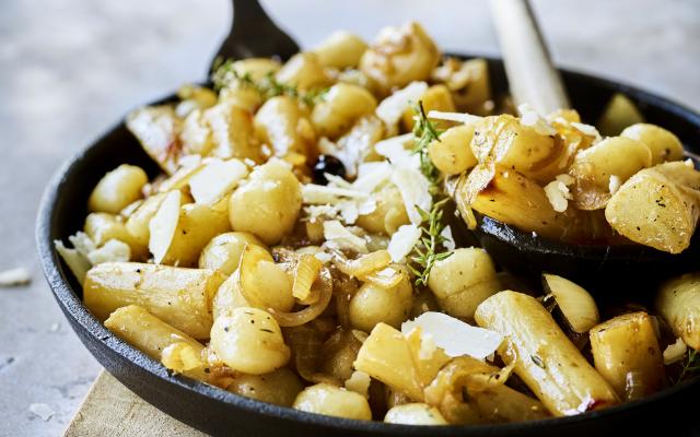 Romige gnocchi met schorseneren en gekaramelliseerde ui