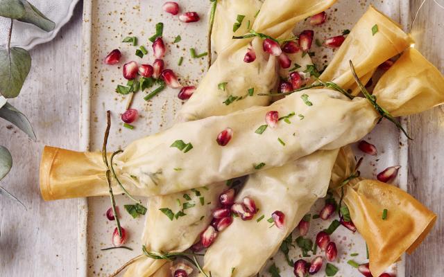 Kerstcrackers met feta en granaatappel