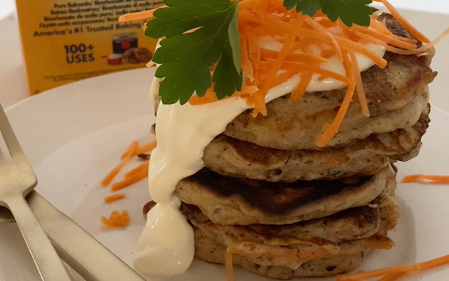 Wortelpancakes met zure room en walnoten