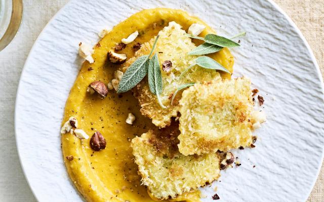 Krokant gebakken ravioli met pompoencrème en hazelnoten