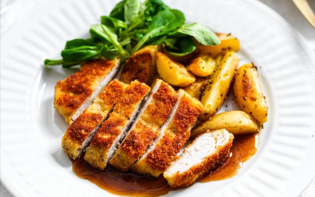 Met parmezaan en panko gepaneerde kalkoenlapjes