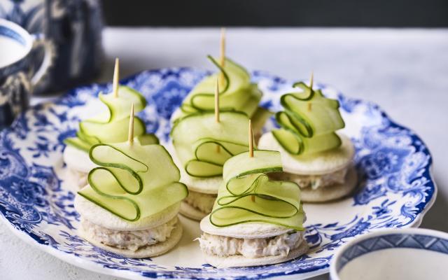 Sandwiches met roomkaassalade van gerookte forel en komkommer