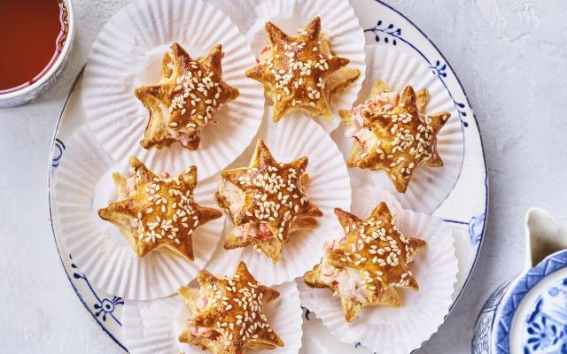 Gevulde bladerdeegsterretjes met een rivierkreeftslaatje