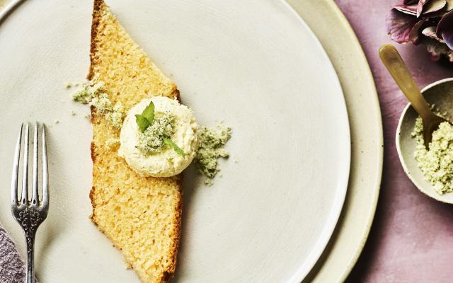 Amandel-citruscake met opgeklopte vanilleboter en munt-venkelsuiker