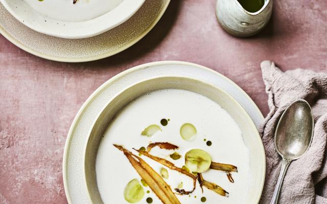 Ajo blanco met gekaramelliseerde witloofreepjes en prei-salieolie