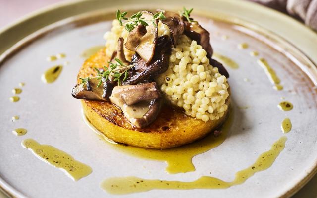 Risotto van parelcouscous met pompoensteak en shiitakes