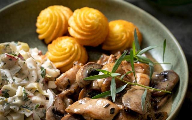 Kipstoofpotje met pommes ­duchesse en witloofslaatje