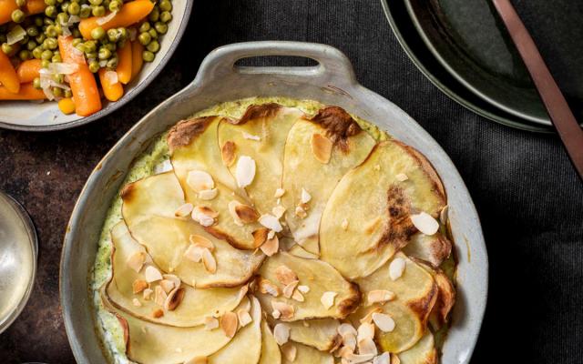 Vis onder ­aardappelkorst met erwtjes en wortelen