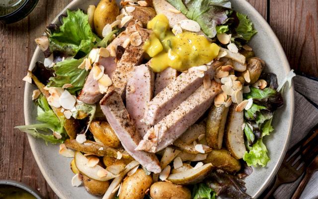 Warme herfstsalade met gebakken ­aardappeltjes, peren en varkensmignonette