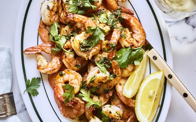 Scampi’s met kruidenlookboter en focaccia