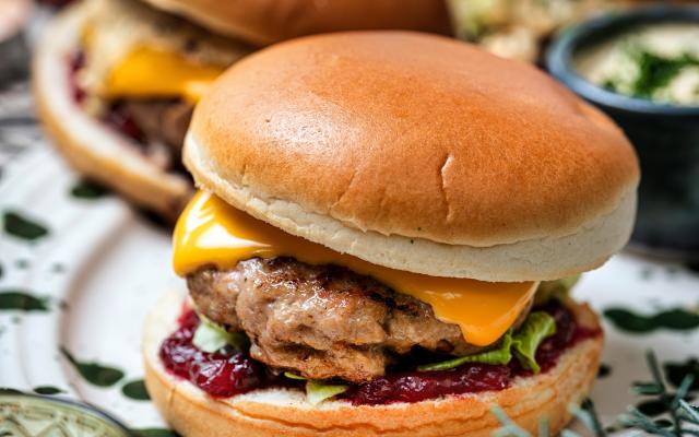 Kalkoenburger op een ­briochebroodje met ­veenbessencompote