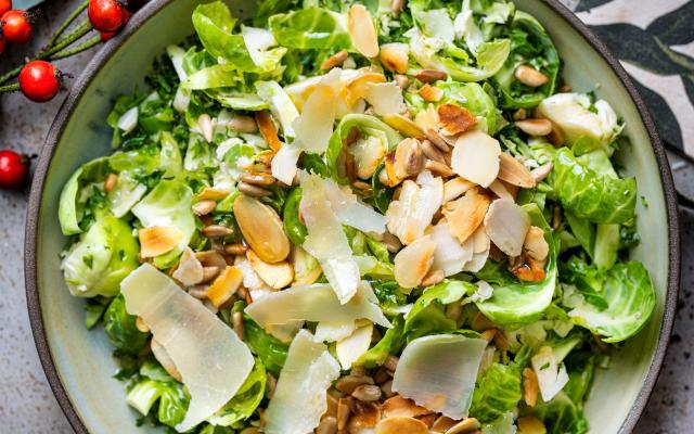 Frisse spruitjessalade met amandelen en oude kaas