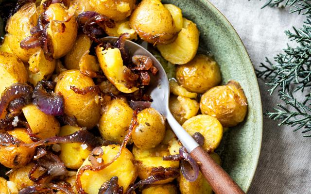 Warme aardappelsalade met gekaramelliseerde rode ui