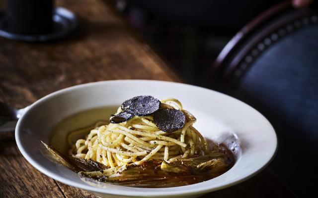 Cacio e pepe met witloof, truffel en hazelnootboter