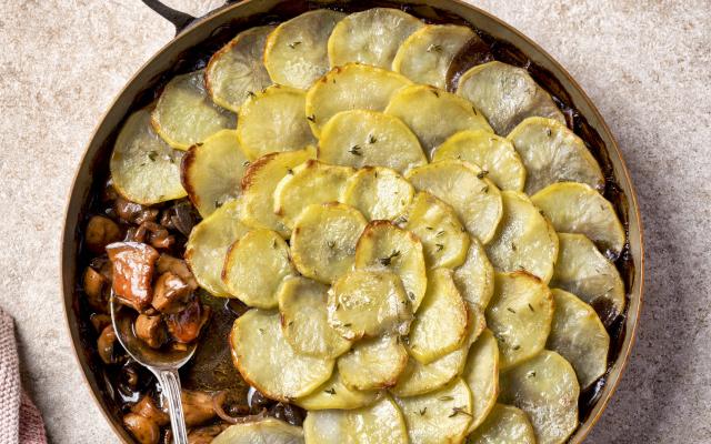 Stoofpotje van spek en champignons met een aardappeldakje