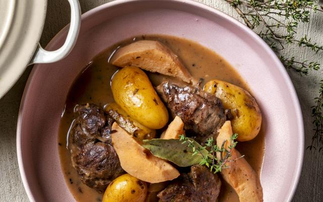 Varkensstoofpotje met kweepeer, krieltjes en cider