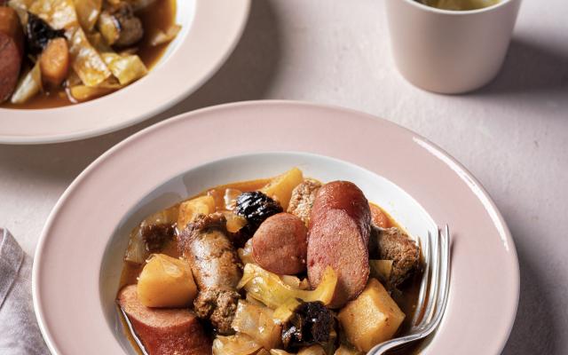 Poolse stoofpot met worst en kool