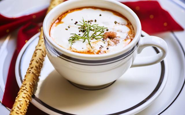 Kreeftensoep met garnalen en grissini