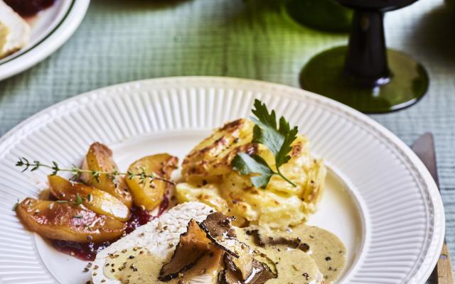 Kalkoengebraad met truffelsaus, appel, veenbessen en aardappelgratin