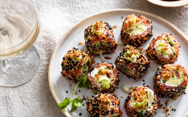 Gerooktezalmrolletjes met avocado en roomkaas