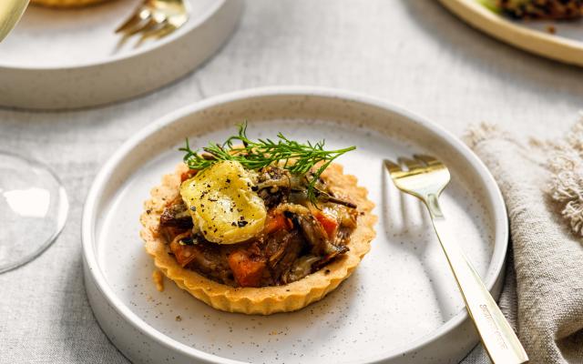 Hartige tartelettes met champignons, zoete aardappel en kaas