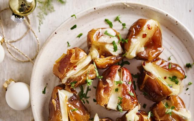 Dadels met brie en hot honey