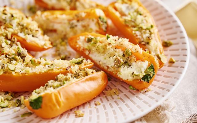 Gevulde minipuntpaprika’s met geitenkaas en krokant pistachekorstje