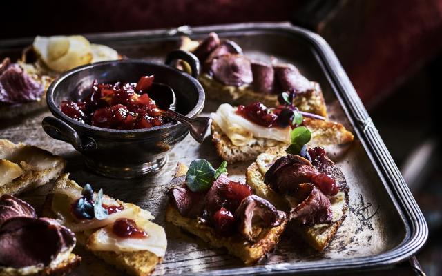 Bruschetta met veenbessenchutney, slowroast koolrabi en gebakken eend