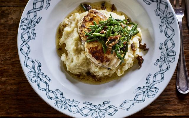Gebakken vis met bloemkoolpuree met oude kaas en eekhoorntjesbroodboter