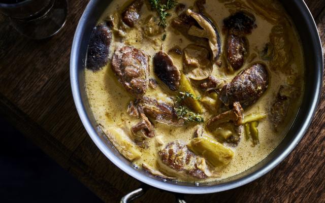 Romig stoofpotje van varkenswangen met boschampignons en prei