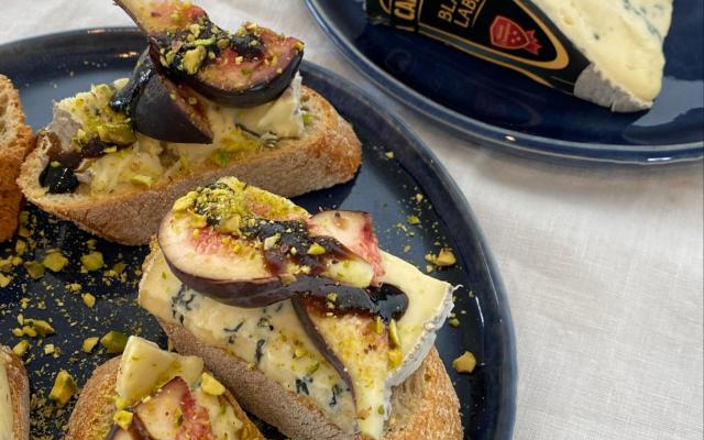 Crostini au Cambozola, figues fraîches, crème balsamique